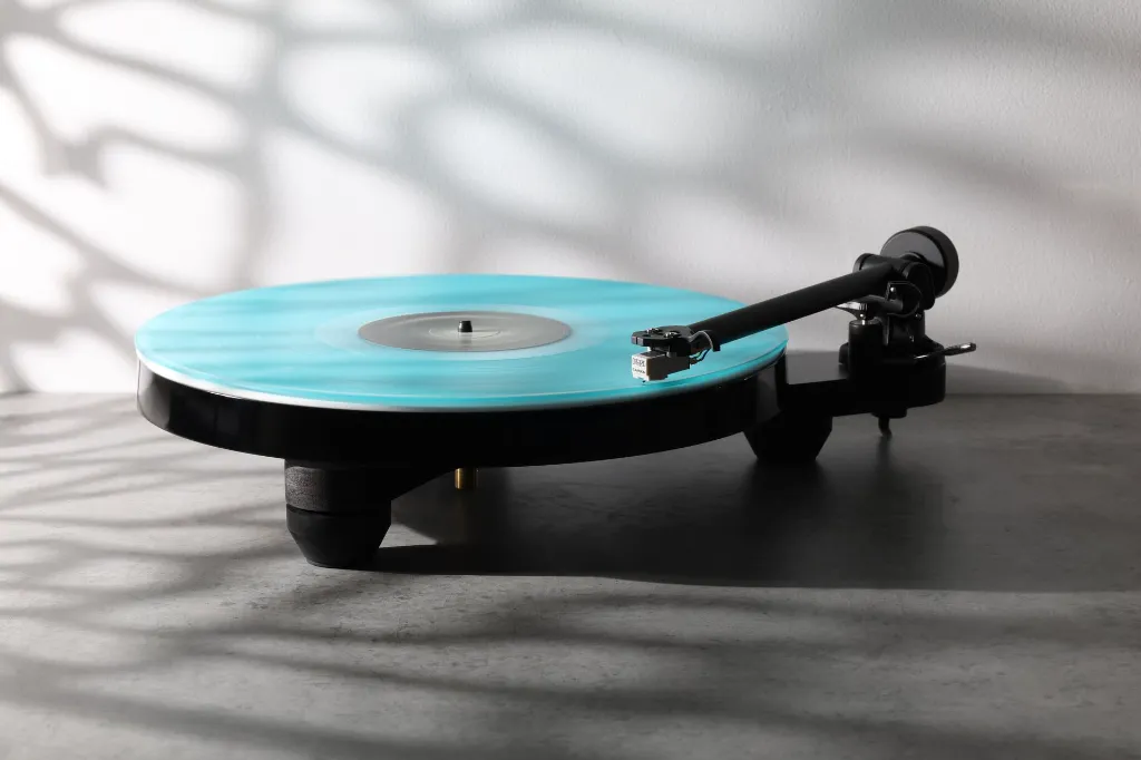 Replay_lifestyle_D_vinyl_playing_0019.webp