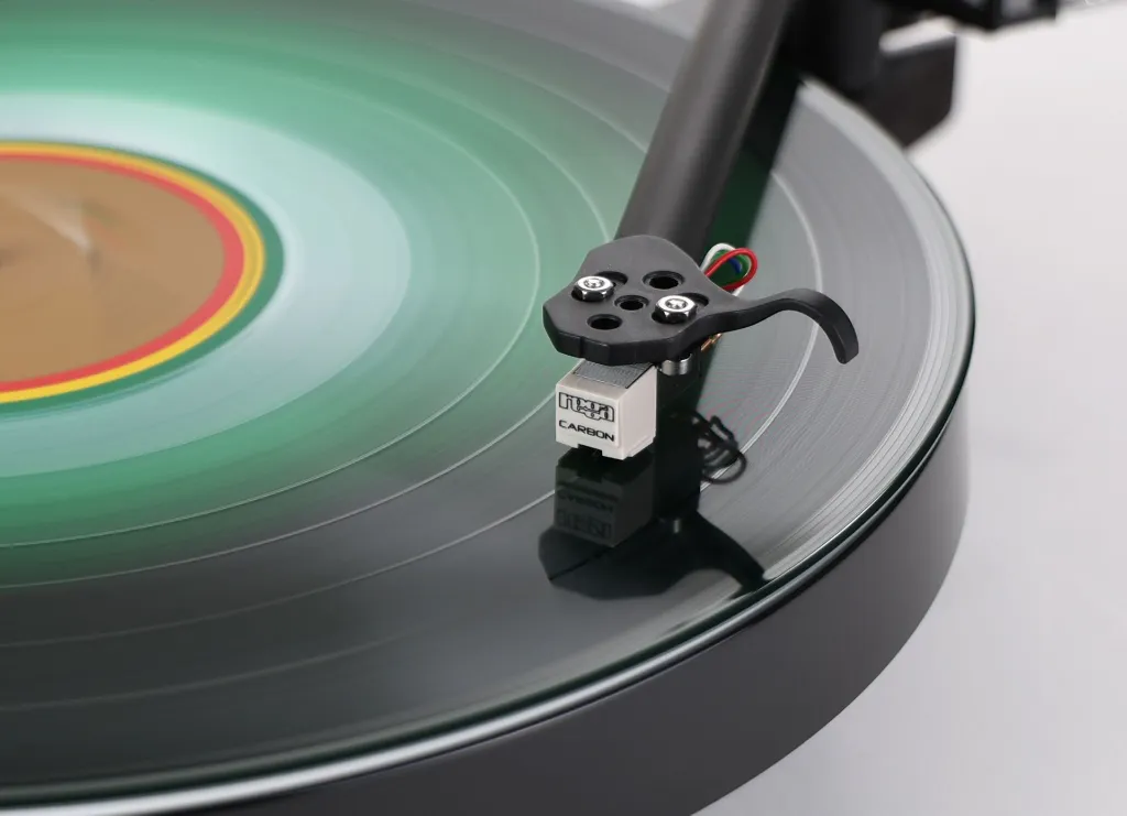 Replay_carbon_playng_close_BM_vinyl_0094.webp